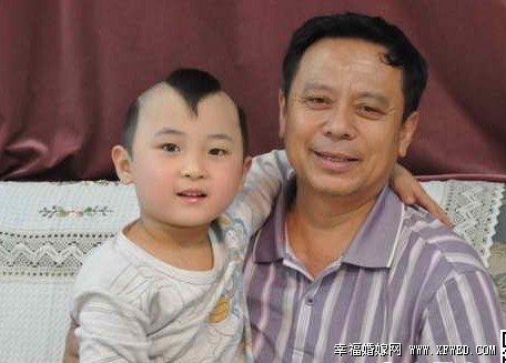 邓鸣贺和妹妹邓鸣璐剪花花视频观看地址 邓鸣贺白血病为什么复发原因曝光揭其个人资料照片背景