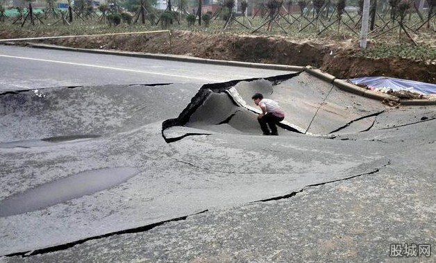 郑州公路被淋塌