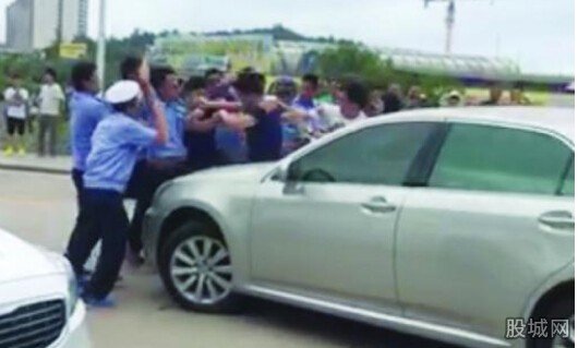 执法人员与游客互殴