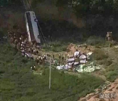 陕西大巴坠崖35人死