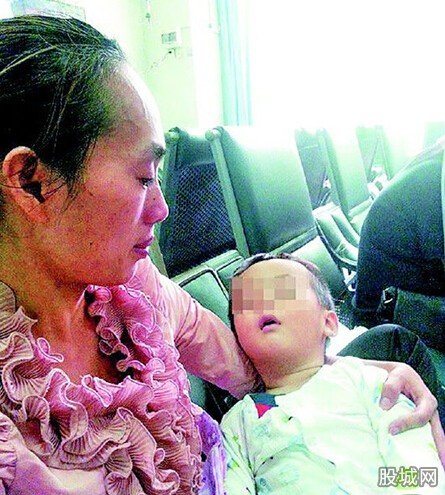 两岁孩被灌酒变痴呆