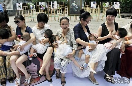 辣妈街头哺乳快闪