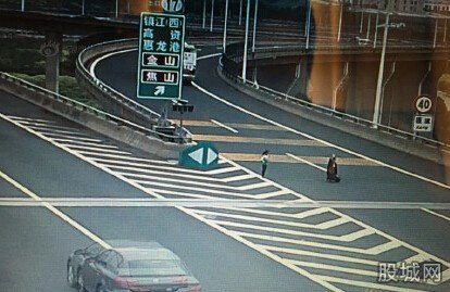 老太跪地拦车