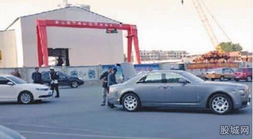 女司机撞上劳斯莱斯