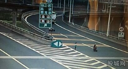 老太跪地拦车