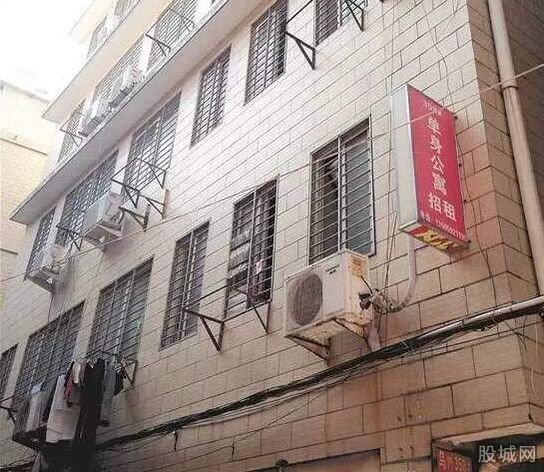 少女与男友裸死浴室