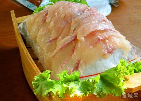 老汉吃生鱼片长寄生虫