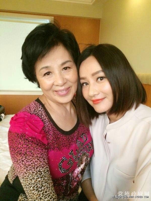 瞿颖妈妈丁家珍个人资料和贾玲什么关系? 揭丁家珍老公个人资料照片及家庭背景