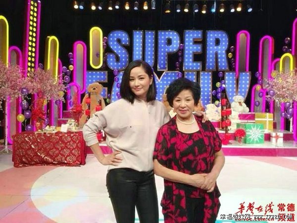 瞿颖妈妈丁家珍个人资料和贾玲什么关系? 揭丁家珍老公个人资料照片及家庭背景