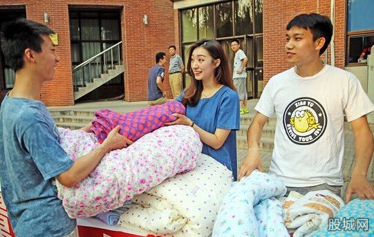 清华男生卖学姐被褥