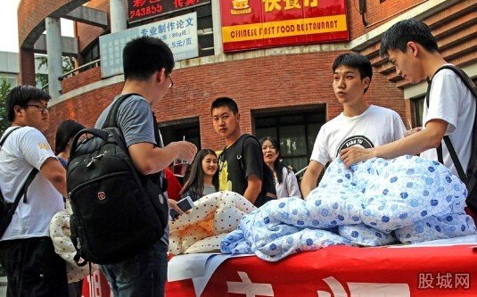 清华男生卖学姐被褥