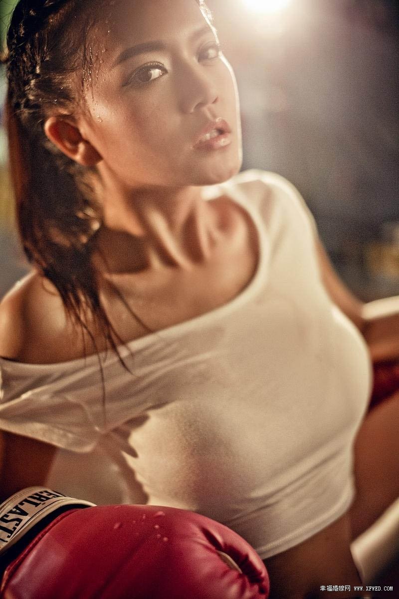 搏击第一美女主持周薇胸围多少?揭其男友个人资料及家庭背景
