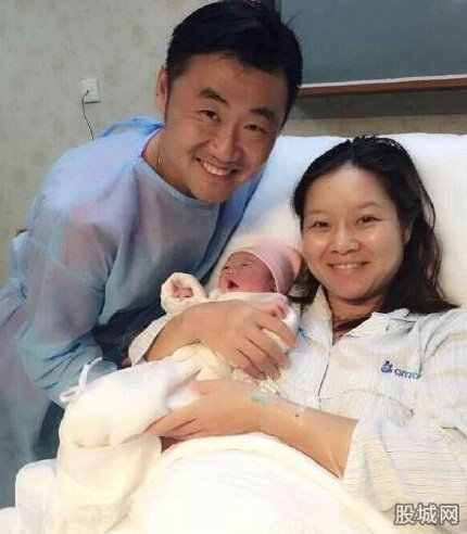 李娜凌晨诞下一女