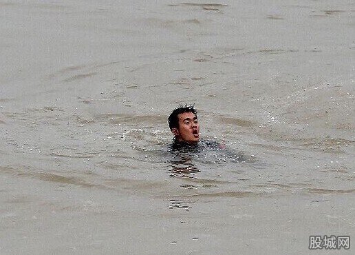 潜水员让出装备救人