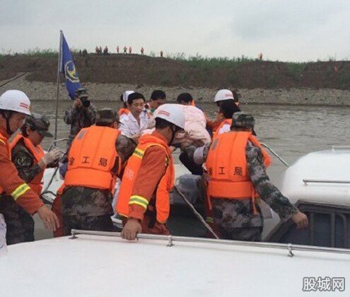 潜水员让出装备救人