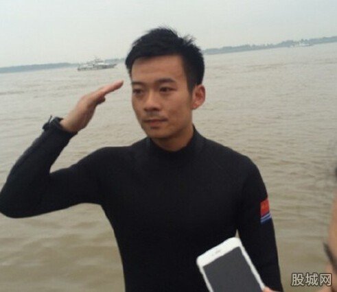 潜水员让出装备救人
