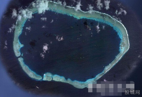 中国军舰现身美济礁