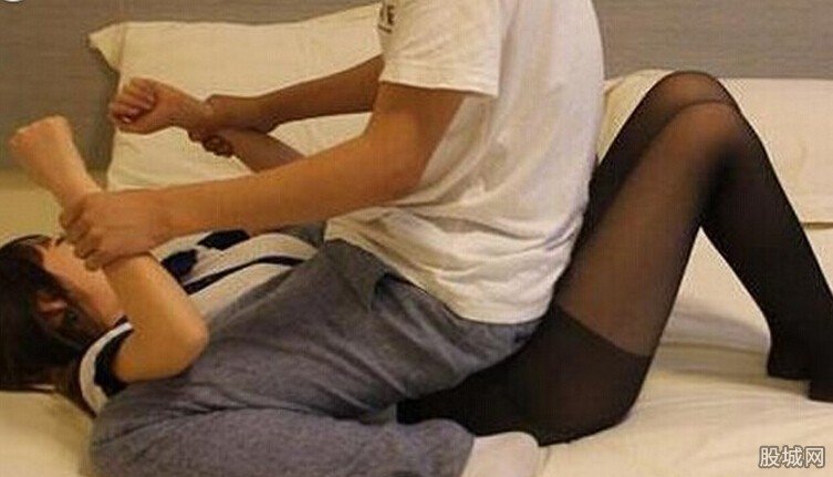 醉酒女被同学强奸