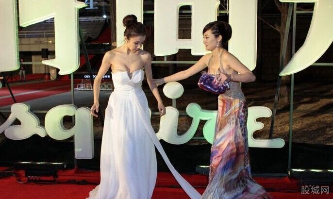 红毯摔倒走光女星春光乍泄露十分诱人