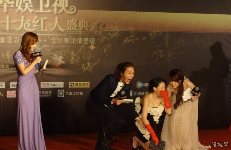 红毯摔倒走光女星春光乍泄露十分诱人