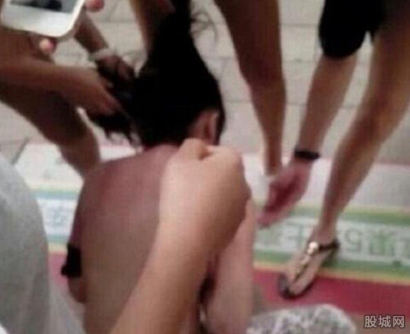 少女拍情敌裸照