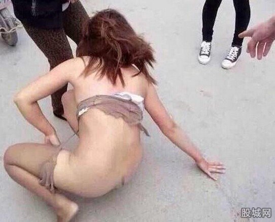 女子疑被当小三遭当街扒衣群殴