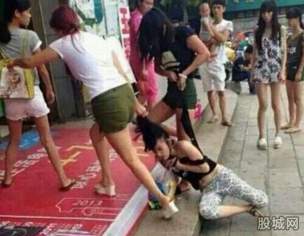 疑为小三女子被扒光群殴