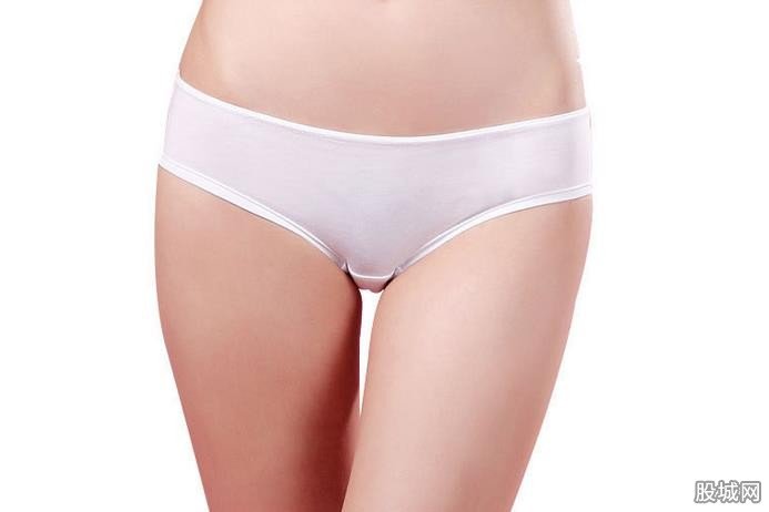 女生深夜穿内裤翻护栏