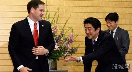 安倍在美一脸奴才相