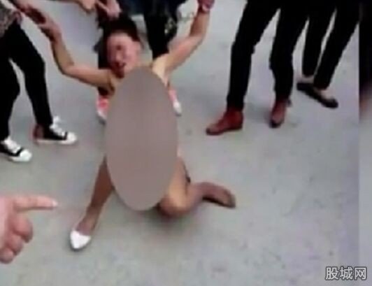 小三遭扒衣无力还手