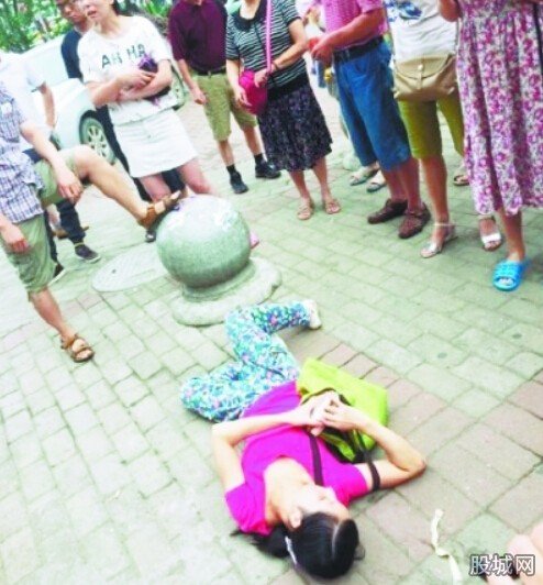 女子广场抱走小孩