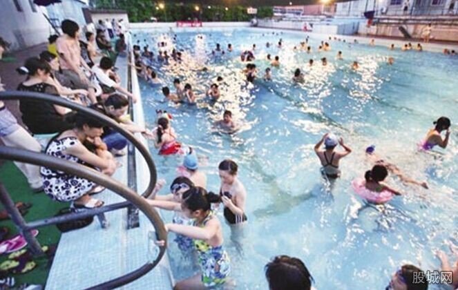老外发飙举起女童扔水中