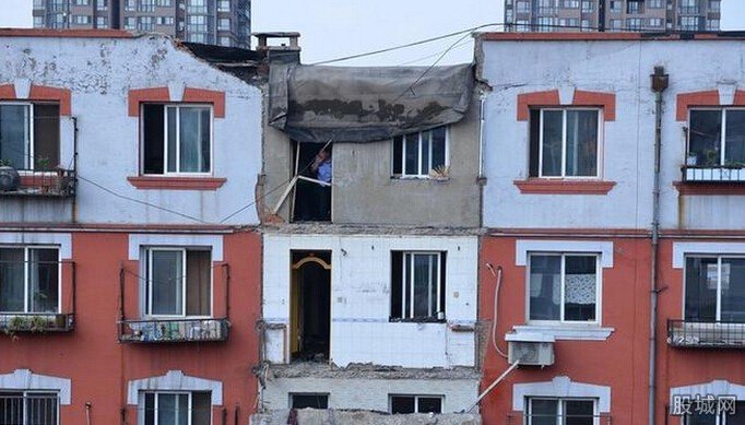 剁饺子馅阳台掉下楼