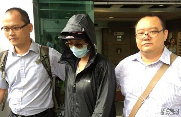 18岁内地女大学生在港街头淫乱