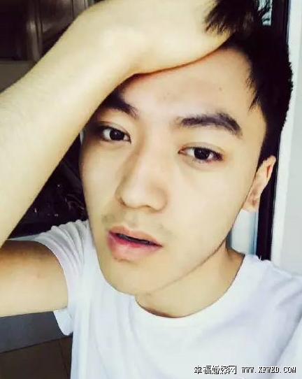 李泽鹏父母是谁及干什么的? 揭其个人资料女友及家庭背景
