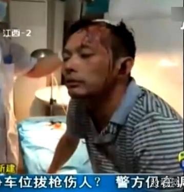 奥迪男为抢车位拔枪