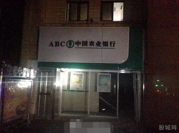蒙面男子炸银行