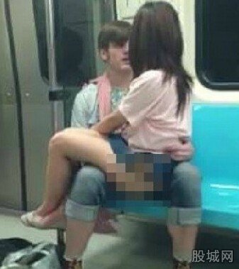 地铁上的接吻男女