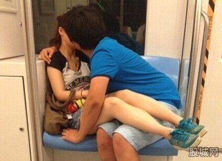 地铁上的接吻男女