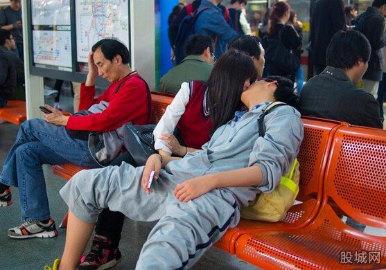 地铁上的接吻男女