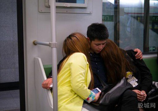 地铁上的接吻男女