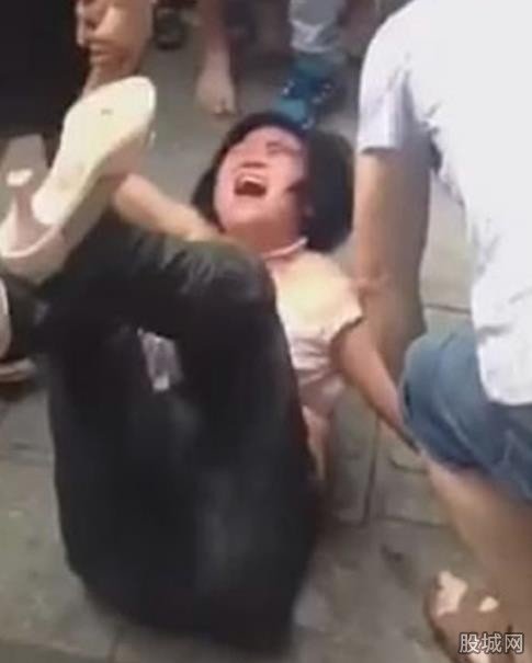 女小偷偷东西被抓
