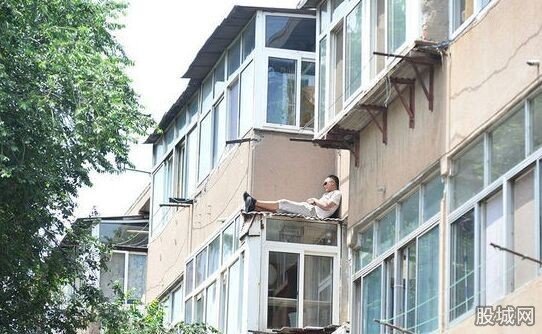 小偷盗窃被堵窗外