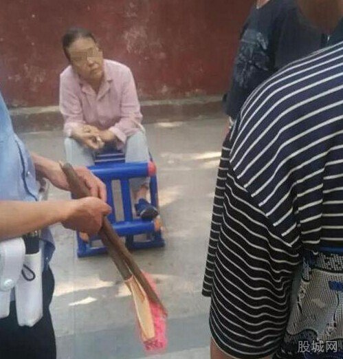 环卫工遭大妈打