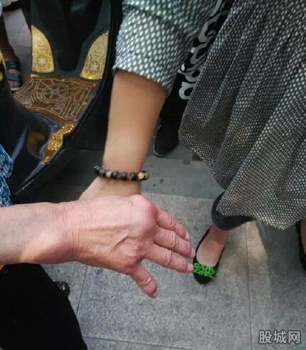 环卫工遭大妈打