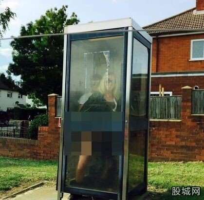 男女电话亭被拍