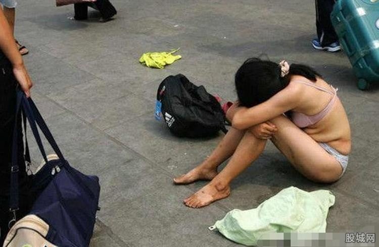 女子火车站脱衣