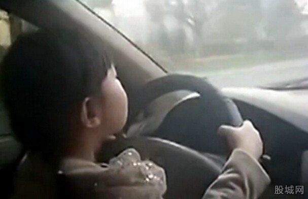 5岁女孩开车上路