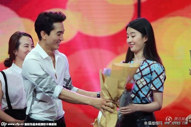 刘亦菲宋承宪录制天天向上是哪一期及什么时候播出?宋承宪向刘亦菲送玫瑰表白图片及视频片段曝光