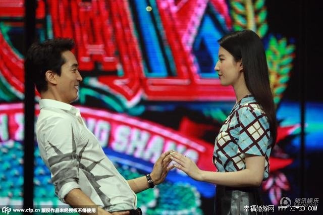 刘亦菲宋承宪录制天天向上是哪一期及什么时候播出?宋承宪向刘亦菲送玫瑰表白图片及视频片段曝光
